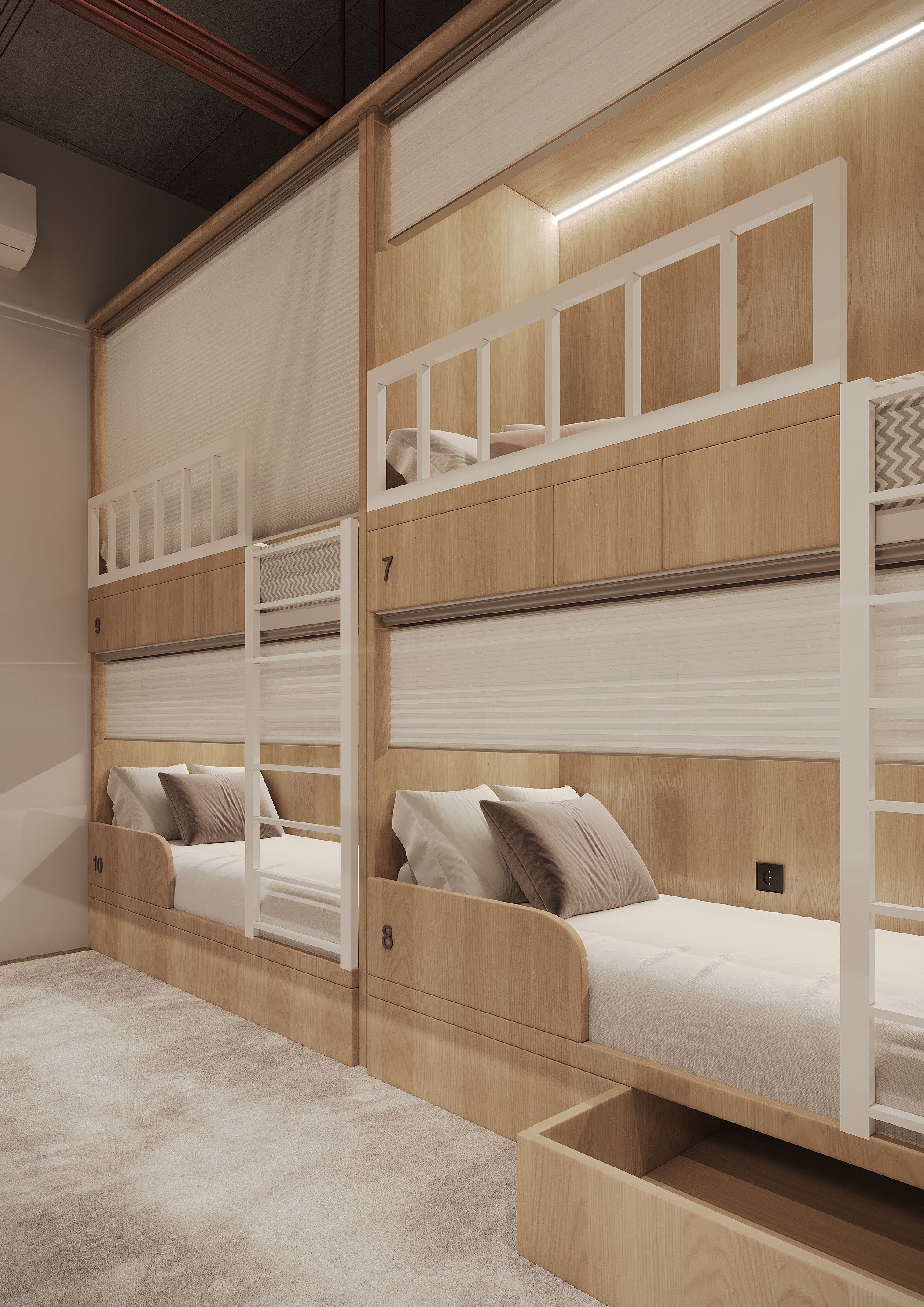 Ein Zimmer mit Etagenbetten, jedes mit einer Nummer, und einem Teppichboden.