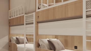 Ein Zimmer mit Etagenbetten, jedes mit einer Nummer, und einem Teppichboden.