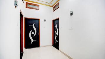 Un couloir avec deux portes, chacune ornée d’un motif noir et blanc original, qui donnent accès à des pièces.