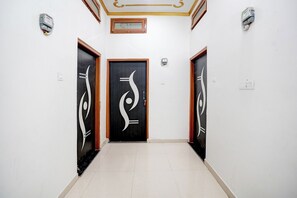 Un pasillo con tres puertas, cada una con un diseño abstracto único.