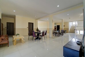 A spacious lobby with a dining area, a reception desk, and a staircase leading to upper floors. - 77 Guest House By ARBA (Kabupaten Tangerang)