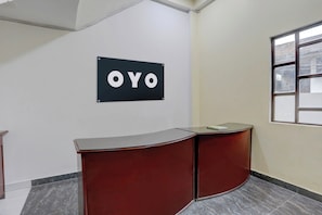 Ein Empfangsschalter mit einem Schild, auf dem 'OYO' steht.