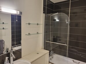 Bathroom - Cosy Malahide Apartment. Near Malahide Castle, Airport & Dublin. (Malahide)