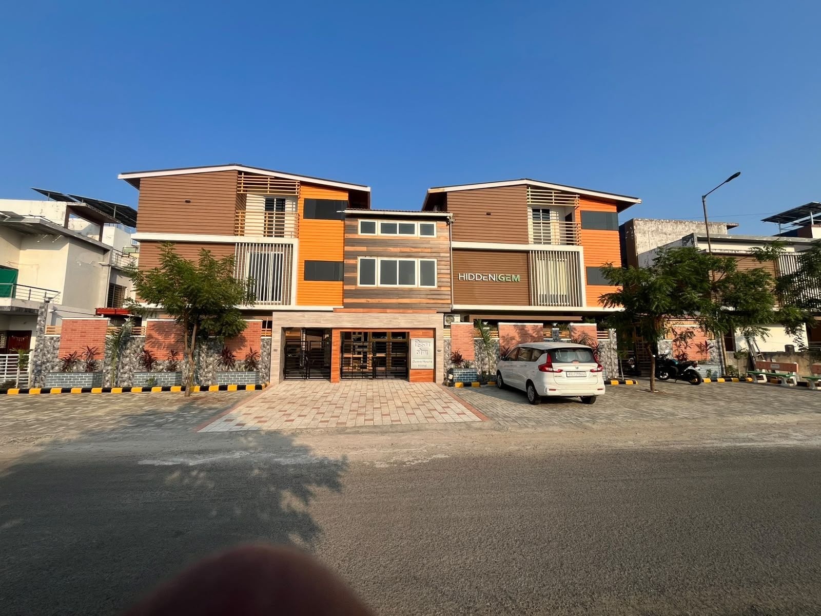 Un edificio moderno con un letrero que dice 'HIDDEN GEM'.