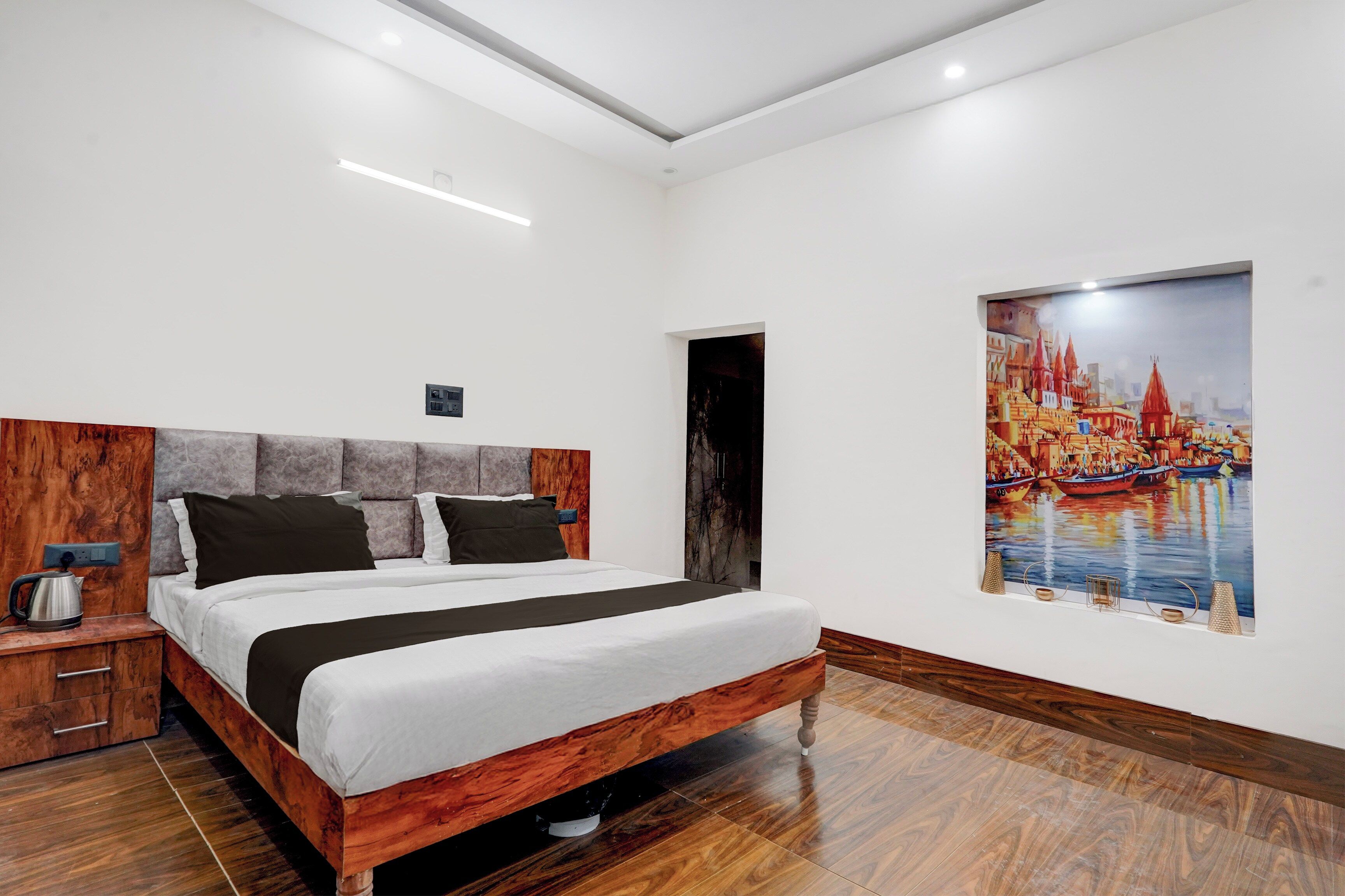 Ein modernes Schlafzimmer mit einem Bettgestell aus Holz, einem Nachttisch und einem Stadtbild an der Wand.