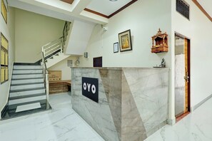 Lobby - Hotel O Rudraksha Inn (Varanasi)