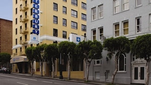 Um edifício de vários andares com uma placa de destaque que diz 'TERBURY' e o logotipo 'WYNDHAM'.