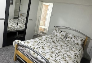 Room - 2-bed House Sleeps 4 - Private Garden - Pets Ok (Middlesbrough)