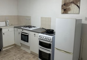Private kitchen - 2-bed House Sleeps 4 - Private Garden - Pets Ok (Middlesbrough)