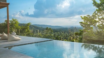 Un ciel dégagé, avec une piscine et un espace de détente.