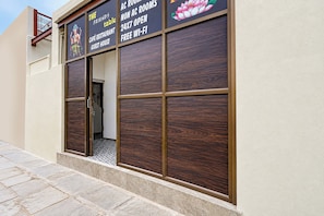 Exterior detail - Hotel O The Friends Table Guest House (Varanasi)