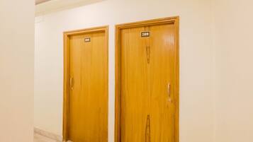 Dos puertas de madera con los números 208 y 209, indicando los números de habitaciones de un hotel.
