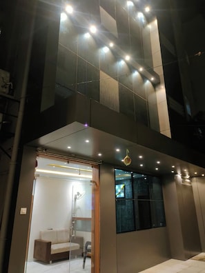Un interior moderno con puerta de cristal, un sofá y una ventana.