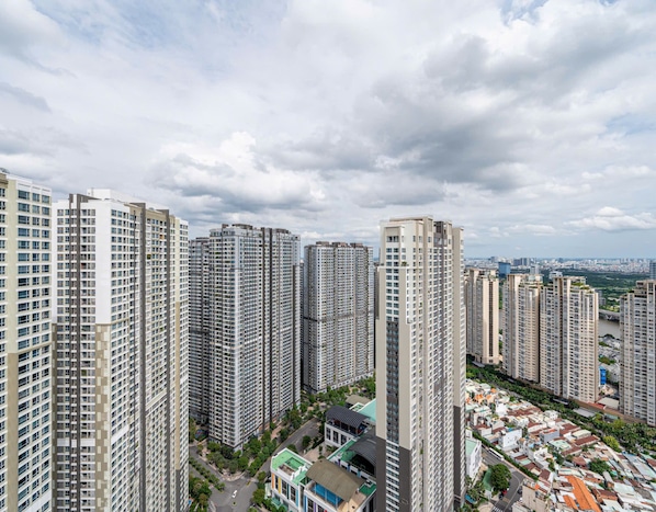Uma área residencial com edifícios altos, ruas e áreas verdes.
