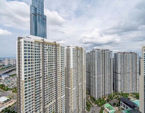 Ein hoch aufragendes Wohngebäude mit mehreren Etagen, großen Fenstern und einem modernen architektonischen Design.