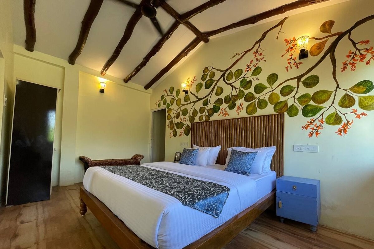Un dormitorio con cama de madera, mesita de noche y lámpara de pared.