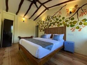 Un dormitorio con cama de madera, mesita de noche y lámpara de pared.