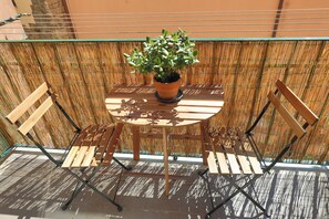 Outdoor dining - New Listing (Genova)
