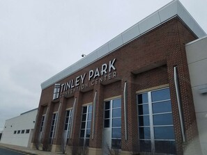 Un edifici amb un cartell que diu 'Tinley Park Convention Center'.