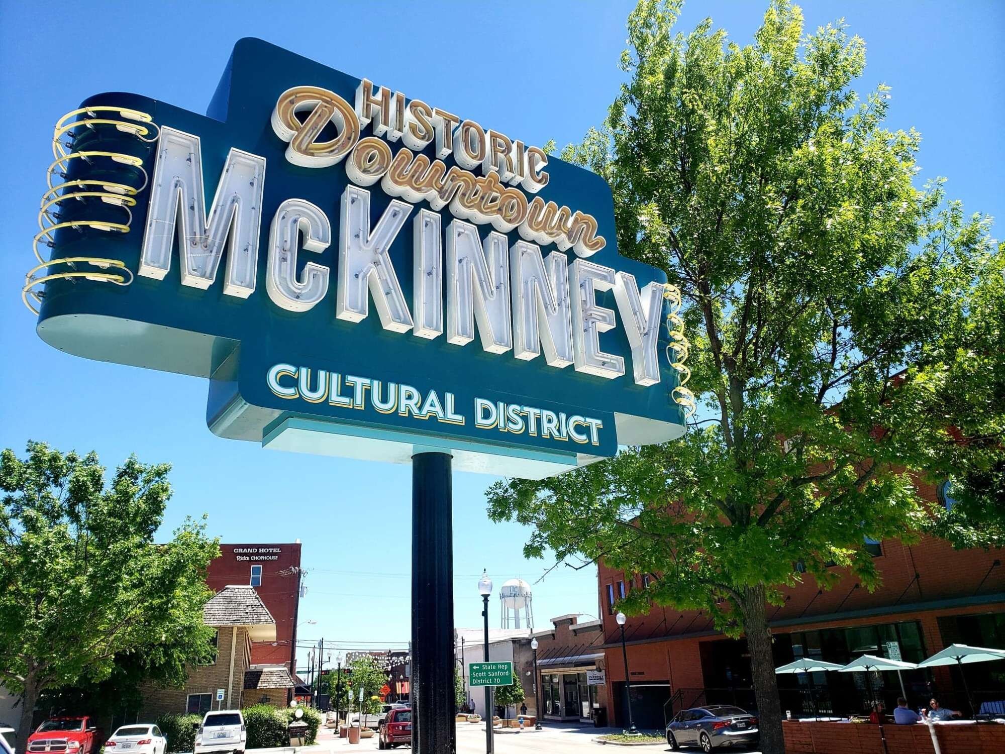Een grote, verlichte bord met daarop de tekst: Historic Downtown McKinney Cultural District.