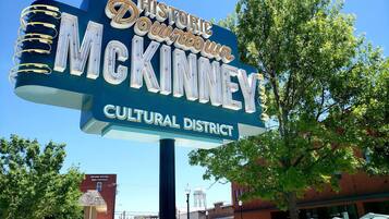 Een grote, verlichte bord met daarop de tekst: Historic Downtown McKinney Cultural District.