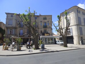 Una calle con una cafetería y un cine.