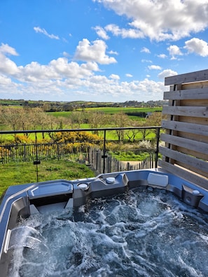 Un bain à remous avec vue sur un paysage rural.
