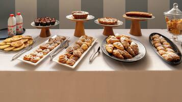 Una mesa de buffet con diversos pasteles y postres.