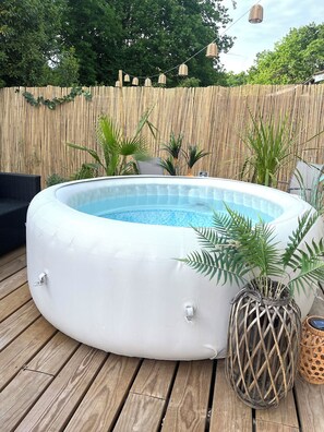 Bain à remous extérieur