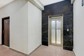 Lobby - FabHotel Grandeura (Faridabad)