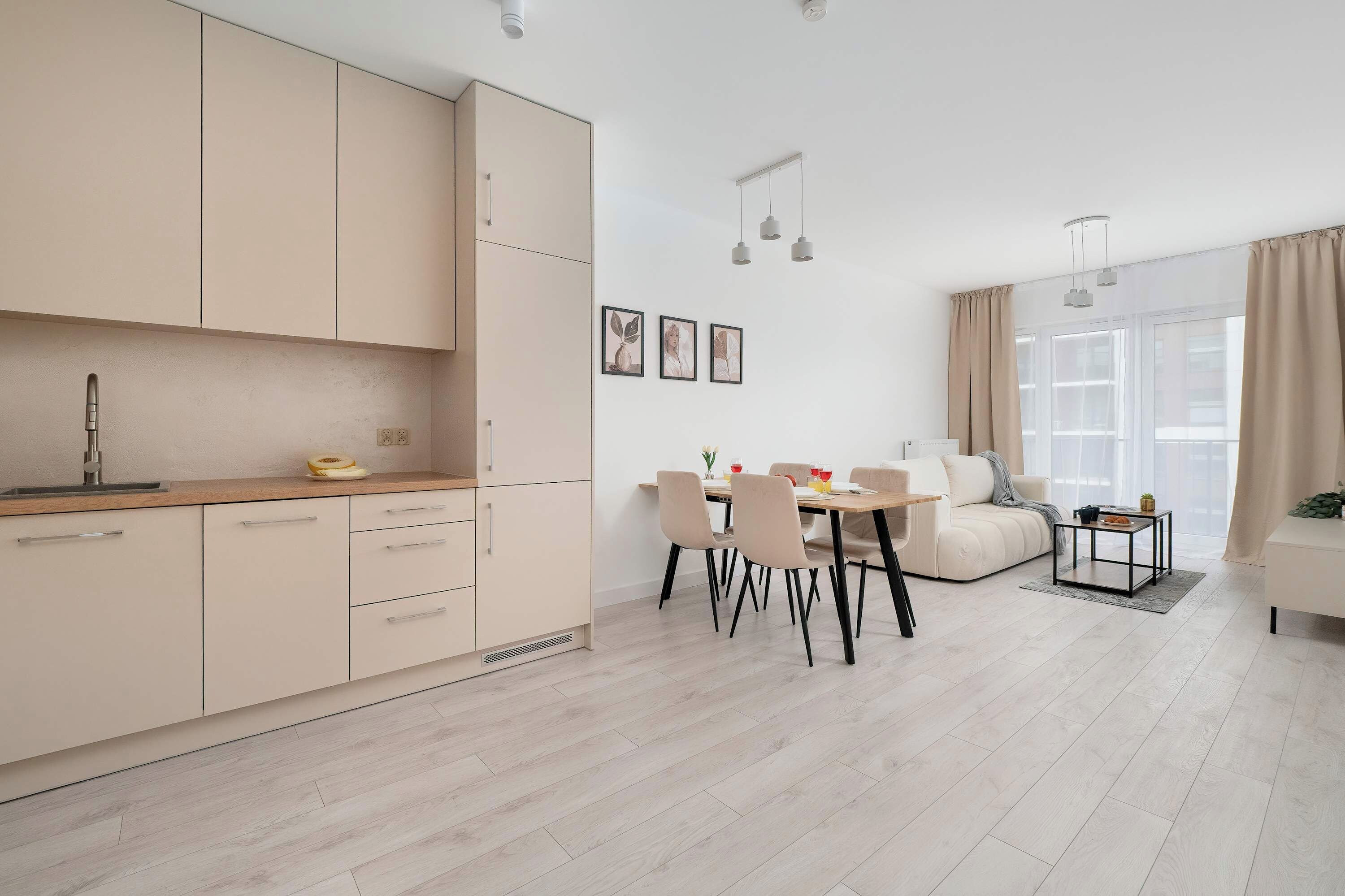 Eine moderne Küche mit Essbereich, einer Couch und einem großen Fenster.