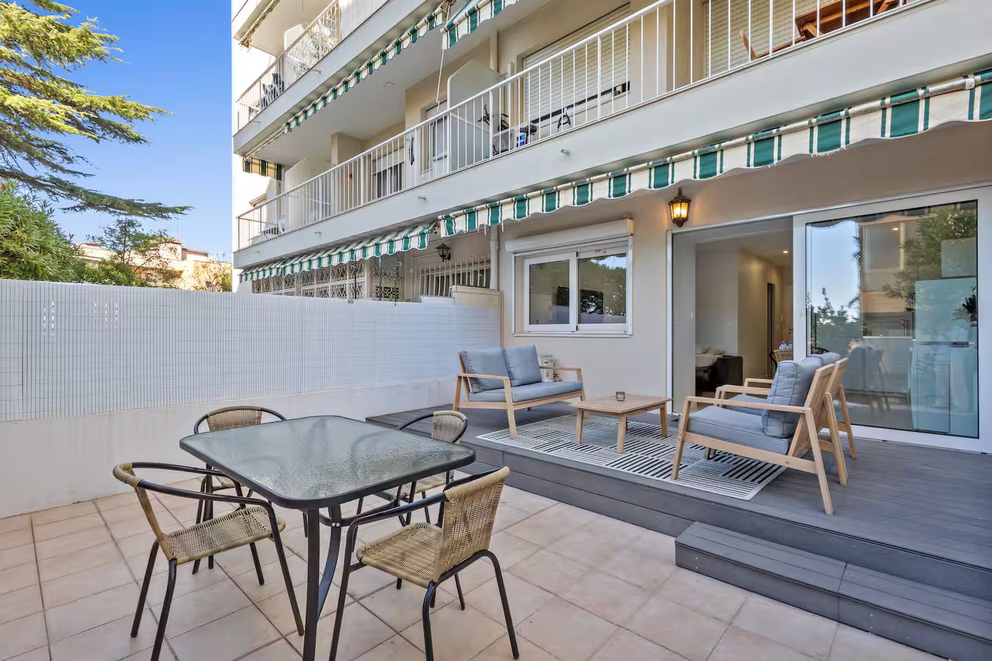 Een modern appartement met balkon, gemeubileerd met zitgelegenheid en een tafel.