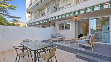 Een modern appartement met balkon, gemeubileerd met zitgelegenheid en een tafel.
