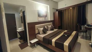 Une chambre d’hôtel moderne équipée d’un grand lit, d’un bureau, d’une chaise et d’une salle de bain.