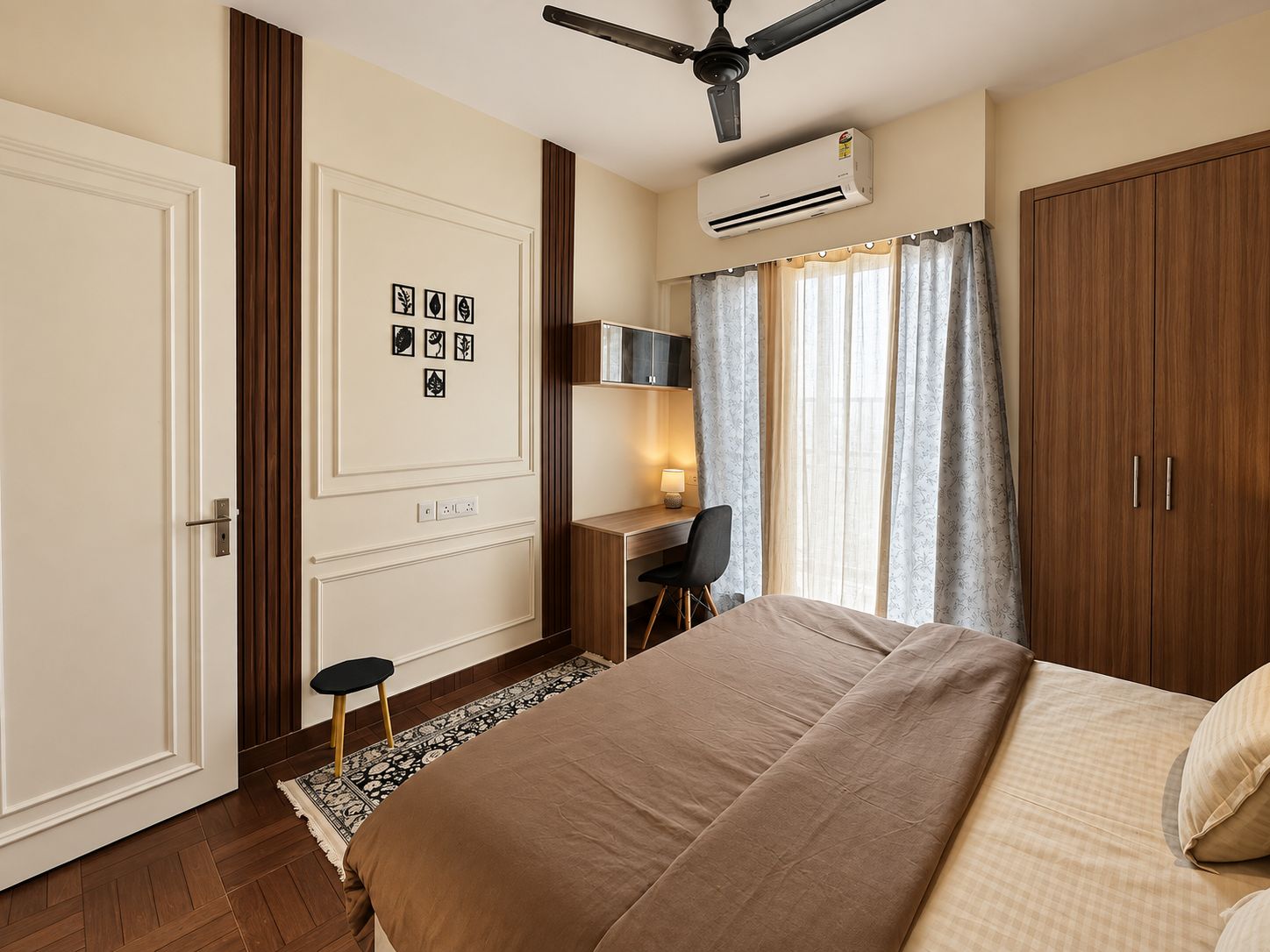 Un dormitorio con cama, escritorio, silla, equipo de aire acondicionado y armario.