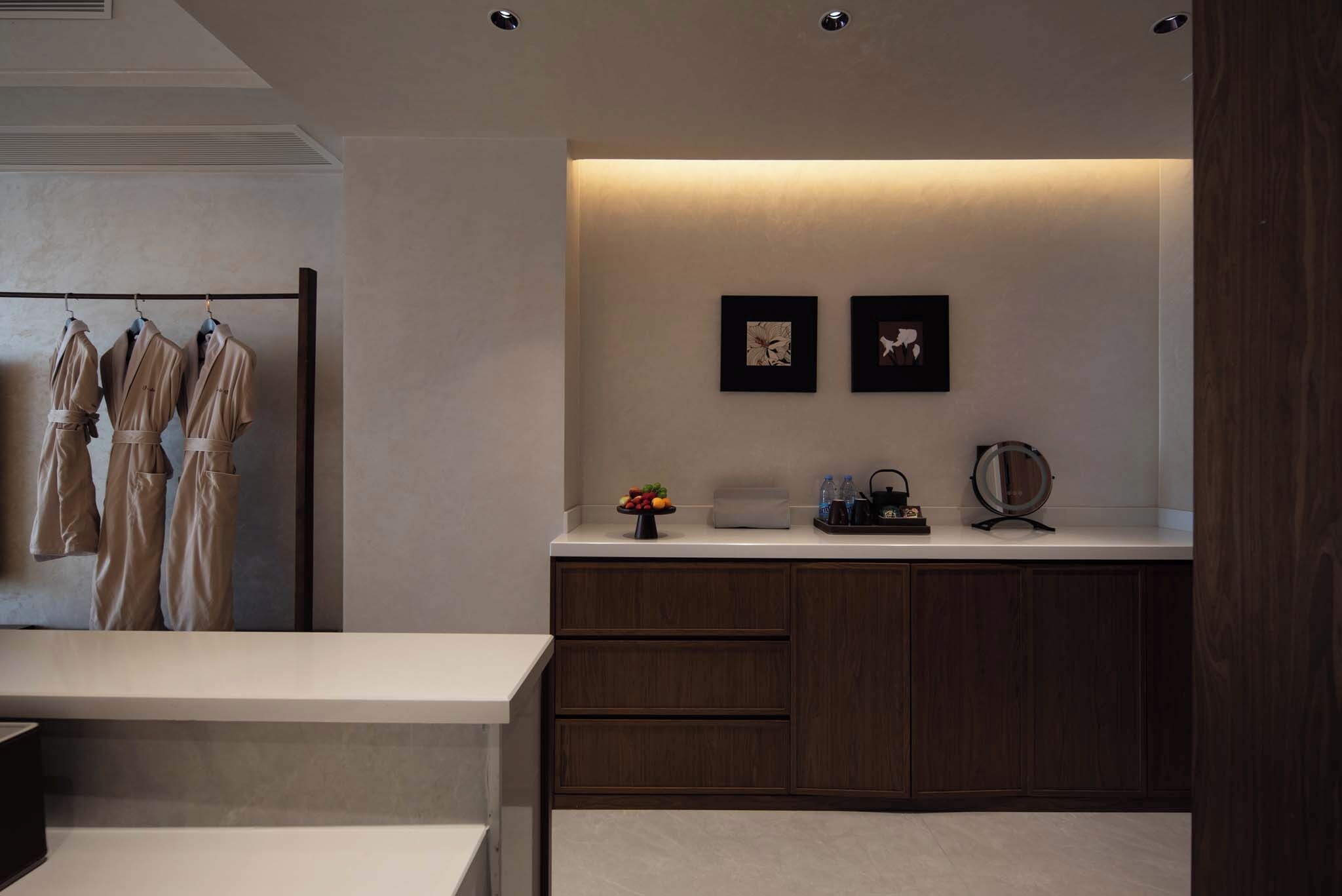 Une salle de bain moderne avec un meuble-lavabo, un porte-peignoir et un miroir.