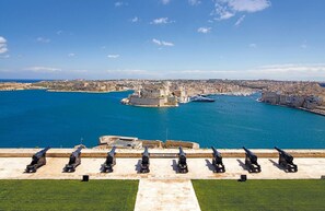 Paisagem costeira com uma fortaleza imponente e vista clara do porto.