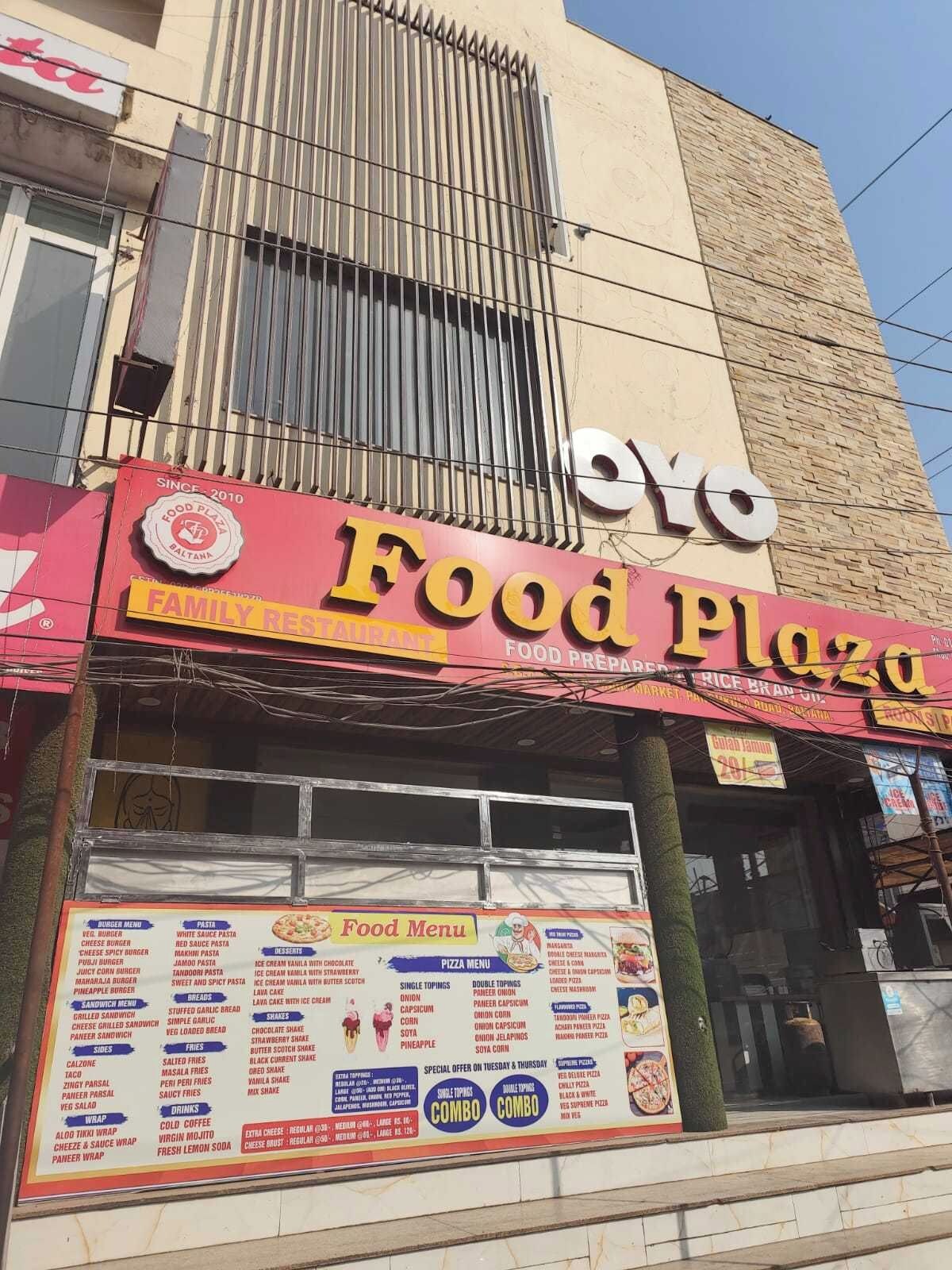 Un espace de restauration proposant un large choix de plats, dont les prix et les descriptions sont affichés sur un panneau.