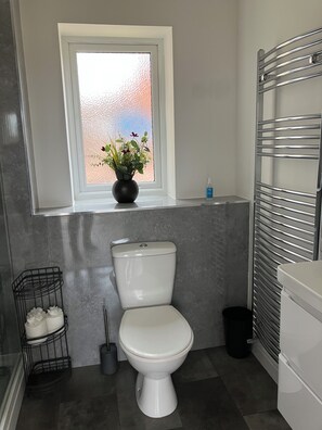 Bathroom - Honeyberry cottage-Part of Alton cottages (Alton)