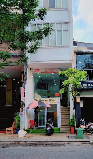Exterior detail - D1 Heart · Parkside & Rooftop · Leafy @ Cozinema (Ben Thanh, District 1)
