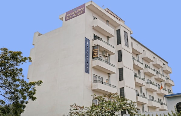 Exterior - Hotel O Navneeta Grand (Varanasi)