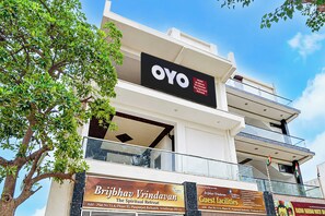 A hotel named 'OYO' with a signboard indicating 'Hotel Brijbhav Vrindavan The Spiritual Retreat'. - Hotel O Brijbhav Vrindavan The Spiritual (Vrindavan)