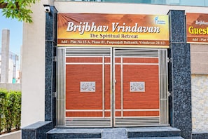 A building entrance with a sign for Brijbhav Vrindavan, a spiritual retreat. - Hotel O Brijbhav Vrindavan The Spiritual (Vrindavan)