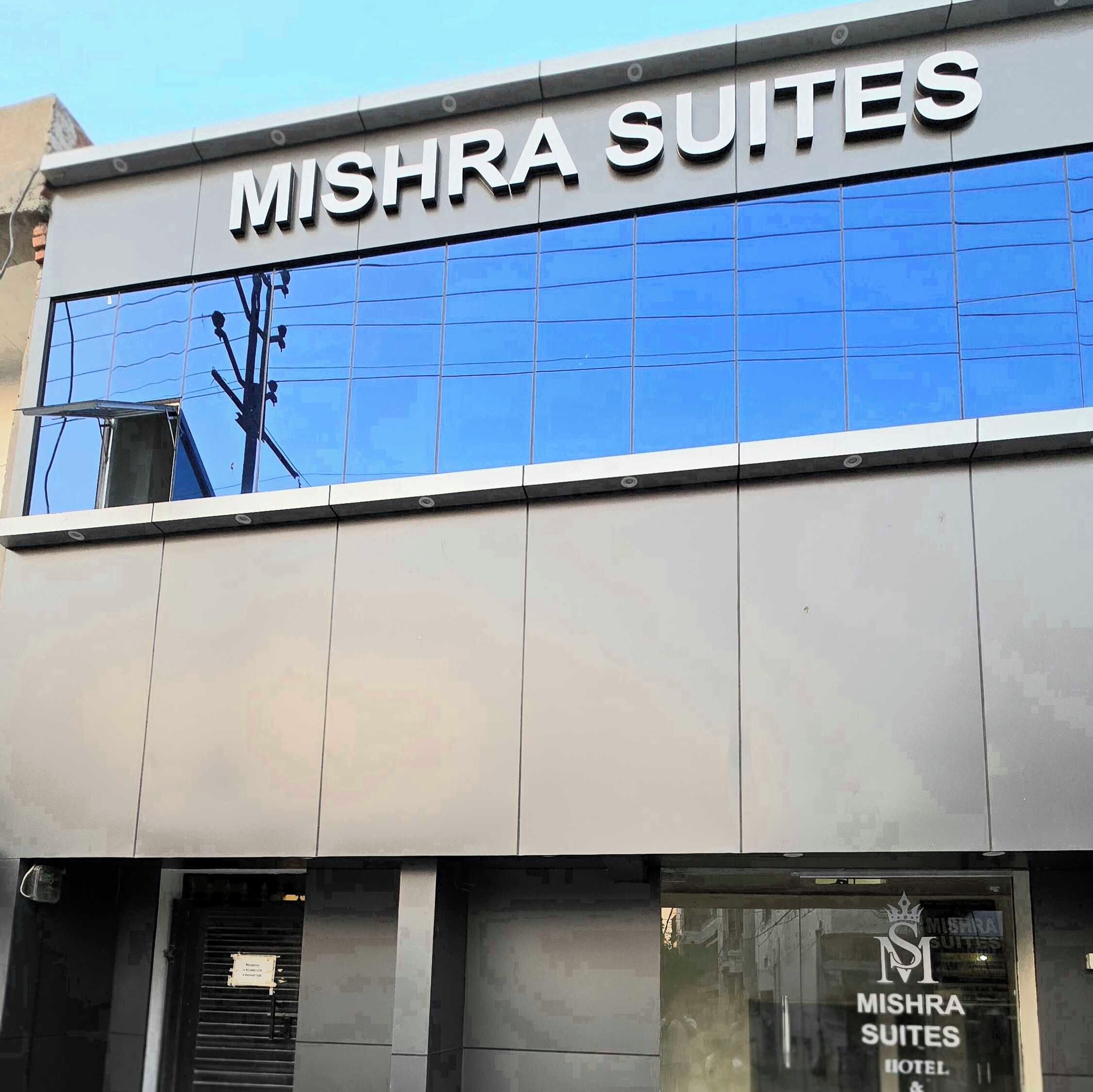 Un edificio con el letrero 'MISHRA SUITES', que indica un hotel o establecimiento de alojamiento.