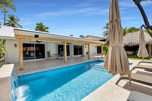A swimming pool with a pergola and outdoor seating area. - Outdoor Oasis ~ 3-bedroom house in marvelous Key Colony Beach with pool and dock (Key Colony Beach)
