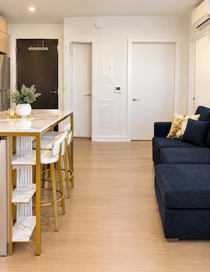 Une cuisine moderne avec un coin repas, un canapé et une table basse.