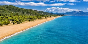 Eine Küstenlandschaft mit Sandstrand und blauem Meer.