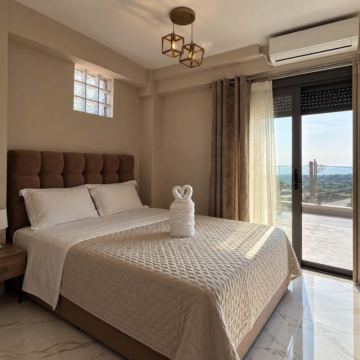 Une chambre d’hôtel avec un grand lit, une table de chevet, une fenêtre avec des rideaux et une vue sur l’extérieur.