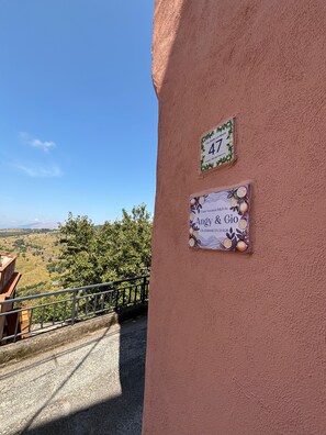 Un edificio con un cartel que indica 'Casa Vacanza B&B da Angy & Gio' y un letrero más pequeño con el número '47'.