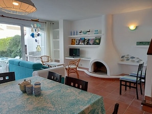 Un salon confortable avec un canapé, une table à manger et une cheminée.